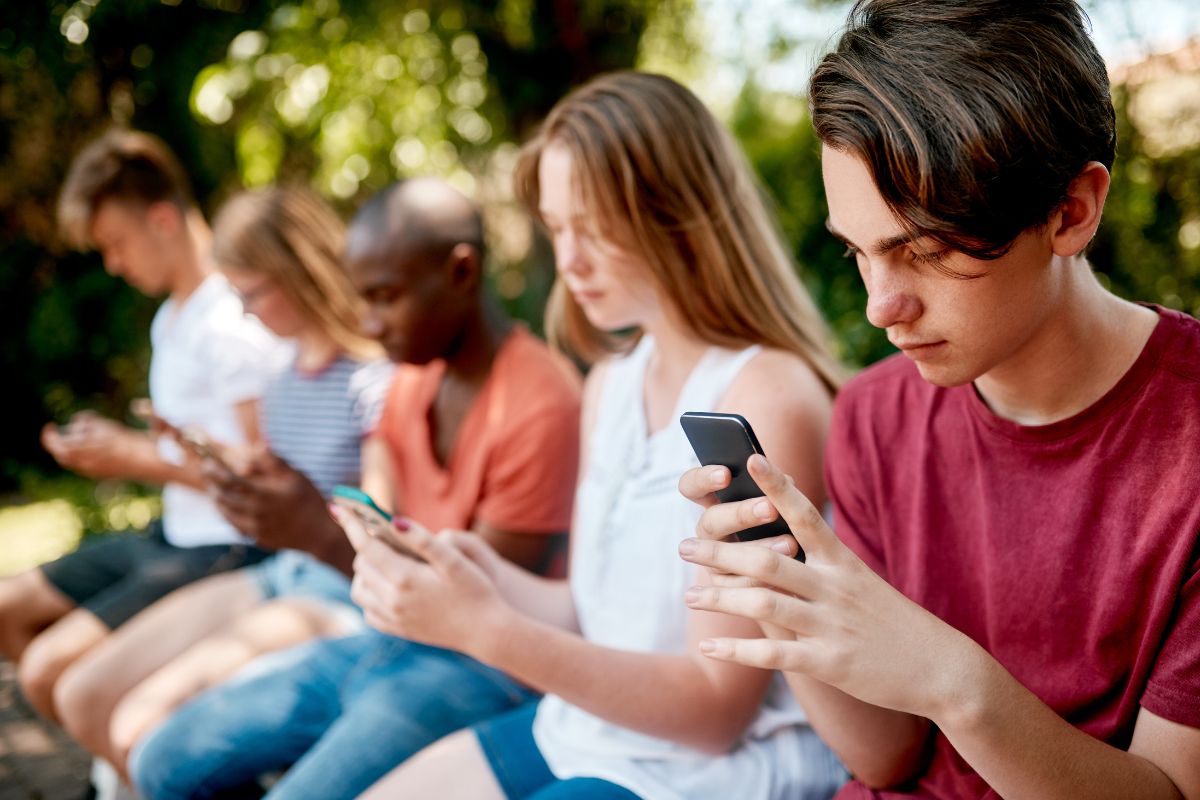 Helping Jewish Teens Thrive Online